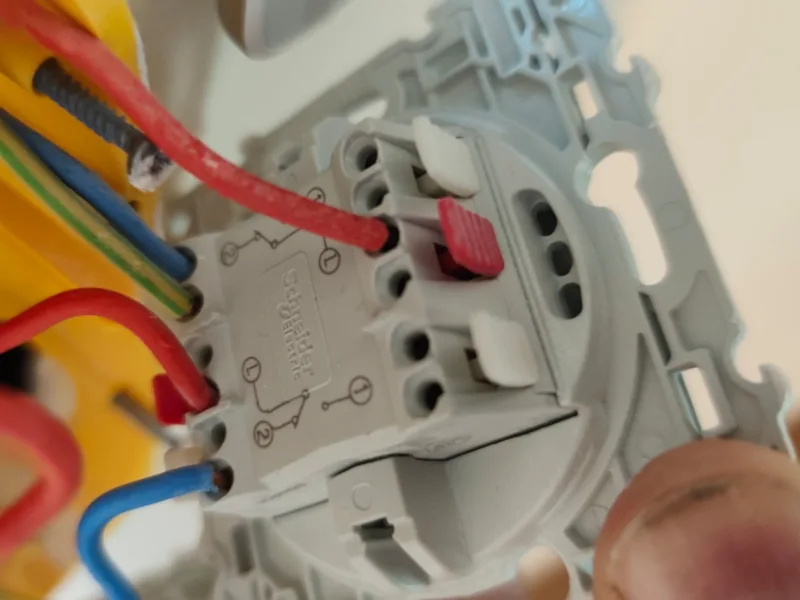 Câblage d'un interrupteur va-et-vient Schneider Electric dans une boîte d'encastrement