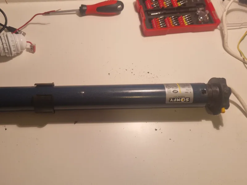 Moteur de volet roulant Somfy déposé pour réparation ou remplacement