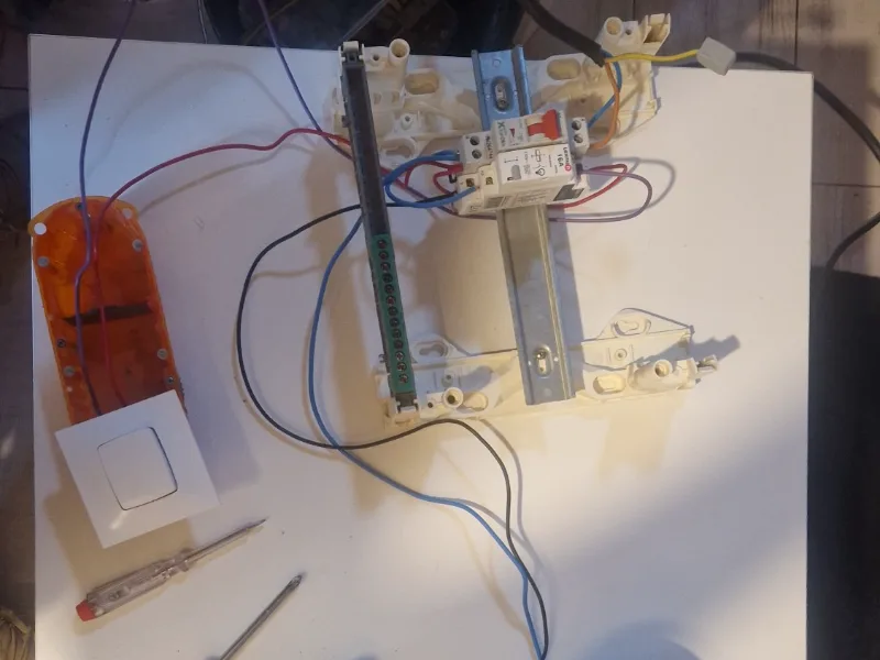 Montage d'essai avec petit tableau électrique, interrupteur et point lumineux