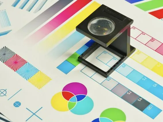 Loupe de contrôle posée sur une charte de couleurs d'impression