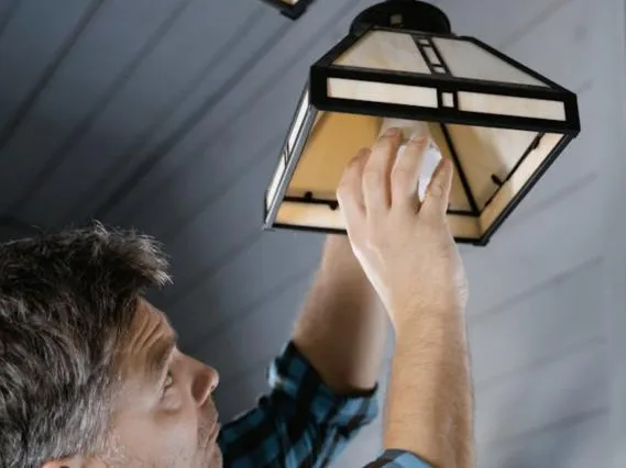 Remplacement d'une ampoule sur un luminaire