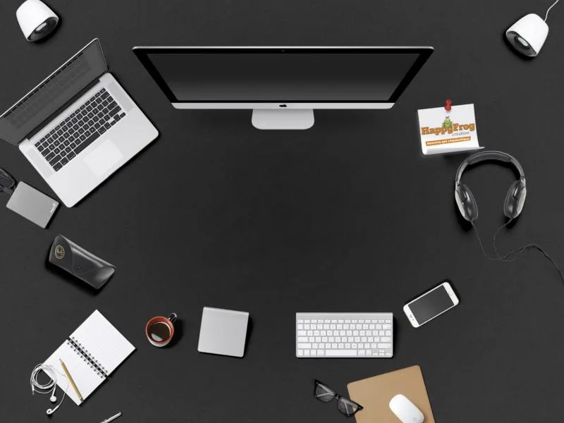 Bureau de webmaster avec ordinateurs et carte HappyFrog