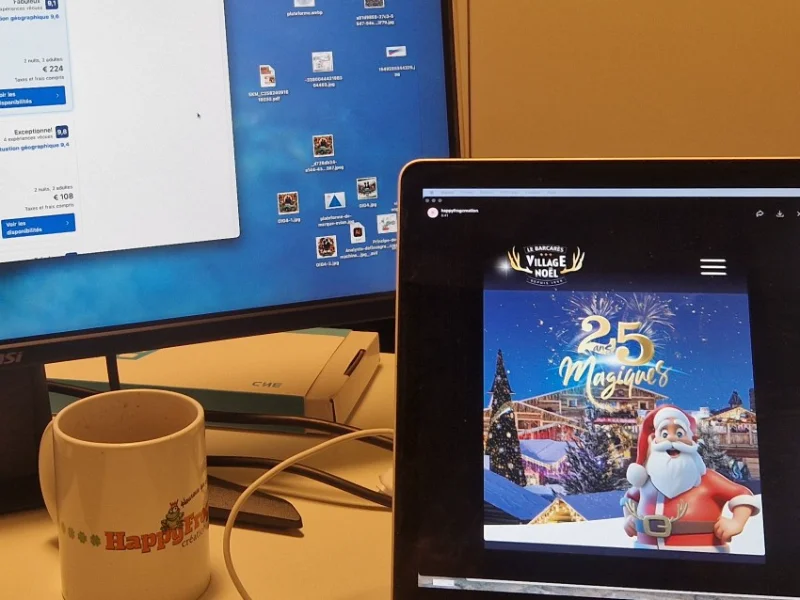 Site internet de l'événement Village Noël du Barcarès affiché sur un ordinateur portable, à côté d'une tasse HappyFrog